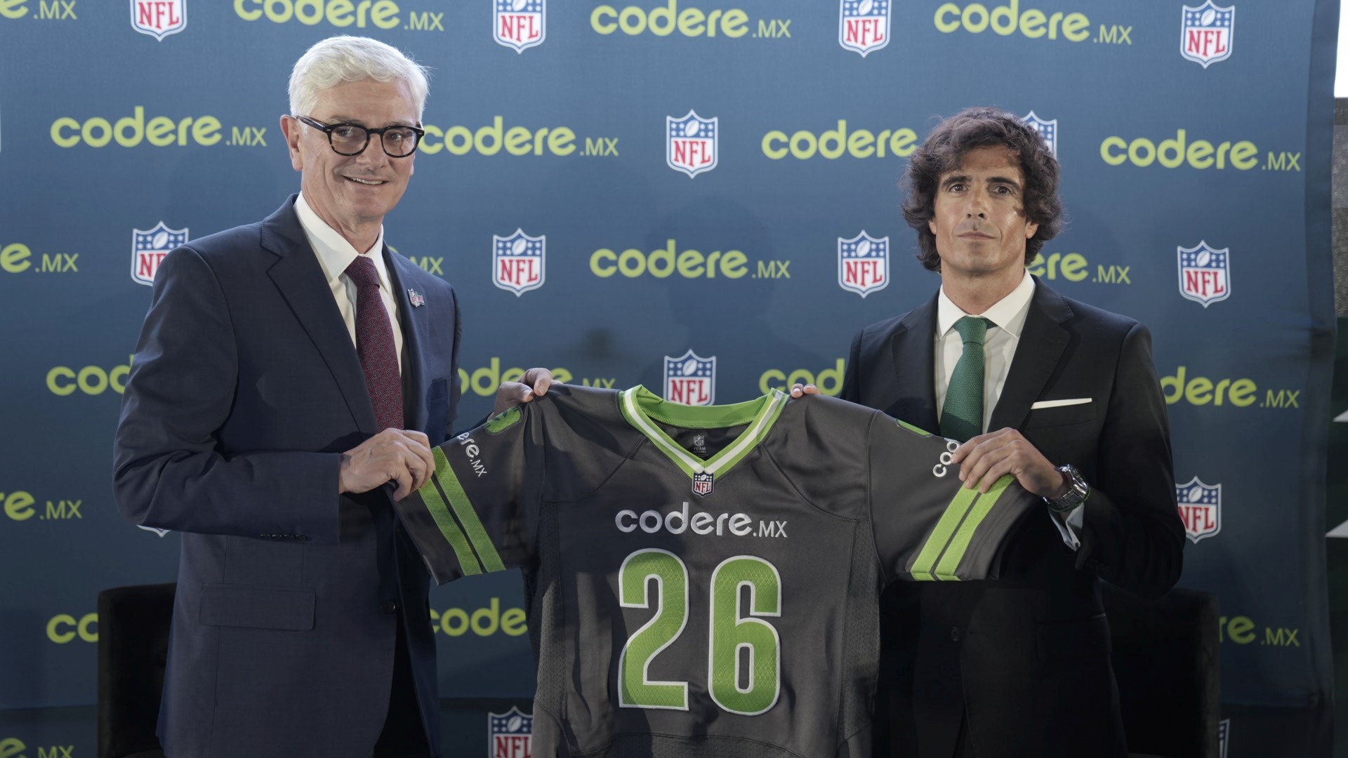 En la imagen: Arturo Olivé, director general de NFL México y Carlos Sabanza, director de Patrocinios y Relaciones Públicas de Codere Online.